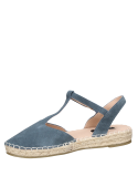 Alpargata de cuero gamuzado azul grisáceo con suela de yute y hebilla ajustable para mujer.
