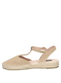 Correa con hebilla metálica en alpargata de cuero beige, perfecta para un look veraniego.