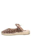 Calzado casual de cuero con estampado leopardo y suela de yute, ideal para looks veraniegos.