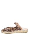 Calzado casual de cuero con estampado leopardo y suela de yute, ideal para looks veraniegos.
