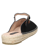 Alpargata de mujer en cuero negro con suela de yute, combinando sofisticación y un look natural.