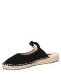 Alpargata de cuero negro para mujer con detalle de costura visible y hebilla dorada en el talón.