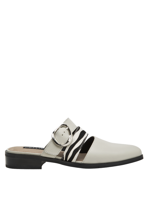 Calzado de cuero beige para mujer, estilo casual, con hebilla redonda y diseño audaz.