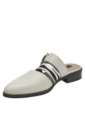 Zapato de mujer en cuero beige con diseño chic, hebilla grande y tiras contrastantes.