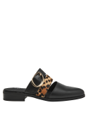 Zapato casual de cuero negro con banda animal print y hebilla dorada, perfecto para citas y reuniones sociales.