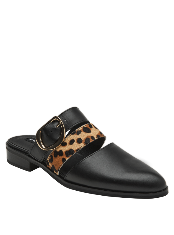Elegante zapato de cuero negro para mujer con detalle animal print y hebilla dorada, versátil para oficina.