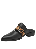 Zapato de mujer en cuero negro con banda animal print, hebilla dorada y estilo contemporáneo.