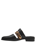 Calzado casual de cuero negro con detalle animal print y hebilla dorada, ideal para eventos semi-formales.