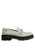 Elegante mocasín de cuero beige con adorno metálico, perfecto para el trabajo y salidas informales.