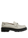 Elegante mocasín de cuero beige con adorno metálico, perfecto para el trabajo y salidas informales.