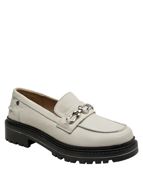 Zapato formal beige de cuero para mujer, suela gruesa negra, versátil para looks casuales y chic.