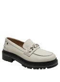 Zapato formal beige de cuero para mujer, suela gruesa negra, versátil para looks casuales y chic.