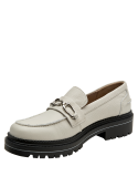 Mocasín de cuero beige para mujer, textura suave y resistente, estilo utilitario con adorno metálico.