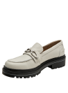 Mocasín de cuero beige para mujer, textura suave y resistente, estilo utilitario con adorno metálico.