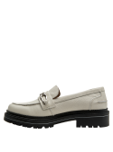 Calzado formal de cuero beige con diseño clásico y toque moderno, ideal para ocasiones semi-formales.