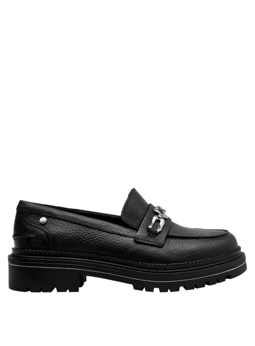 Mocasín de cuero negro con textura granulada y diseño sofisticado.