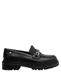 Zapato estilo loafer en cuero negro, perfecto para un look casual elegante.