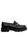 Zapato estilo loafer en cuero negro, perfecto para un look casual elegante.