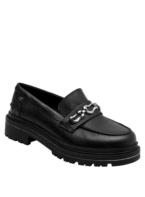 Mocasín de cuero negro con textura granulada y diseño sofisticado.