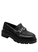 Mocasín de cuero negro con textura granulada y diseño sofisticado.