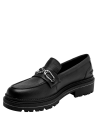 Clásico mocasín de cuero negro con adorno plateado, ideal para estilo formal.