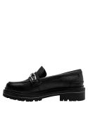 Elegante mocasín negro de cuero con suela robusta y grabada para mejor agarre.