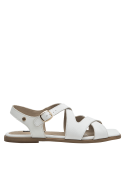 Sandalia de mujer en cuero blanco, versátil y cómoda, con detalles metálicos sutiles.