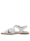 Detalle metálico lateral discreto en sandalia blanca de cuero para mujer.