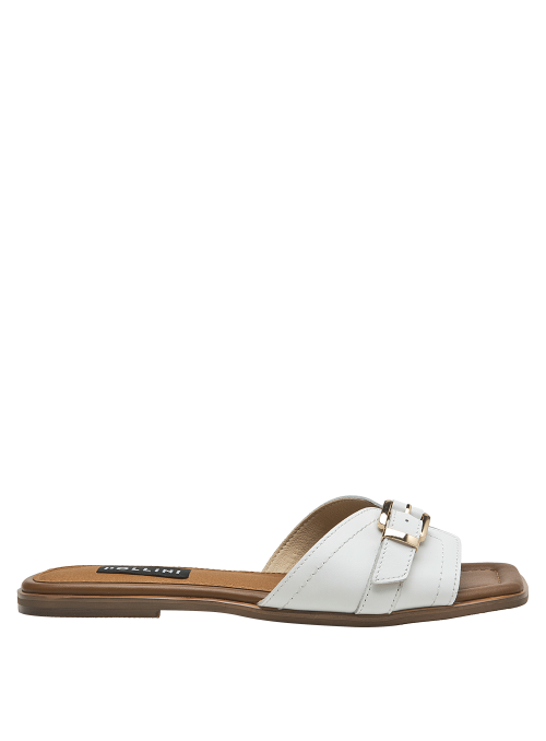 Textura lisa del cuero blanco en sandalia casual de mujer, sensación de limpieza y sofisticación.