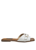 Sandalia minimalista de cuero blanco para mujer, versátil para atuendos casuales y elegantes.