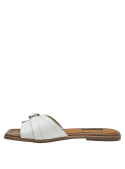 Detalle de la hebilla dorada en la sandalia blanca de cuero, un toque moderno y distinguido.