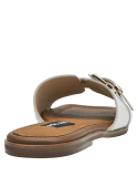 Sandalia blanca de cuero para mujer con correa ancha y hebilla dorada, estilo casual y elegante.