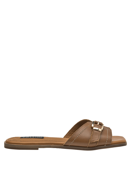 Calzado de cuero café para mujer, diseño minimalista con tira ancha y hebilla dorada, versátil y chic.