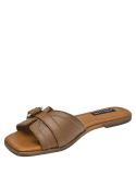 Sandalia de mujer en cuero café, estilo sobrio con hebilla dorada, perfecta para ocasiones casuales.