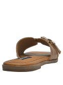 Sandalia de cuero café para mujer con diseño minimalista, hebilla dorada decorativa en la tira del empeine.