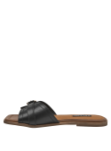 Elegante sandalia de cuero negro con suela de goma café claro, ideal para un look casual.