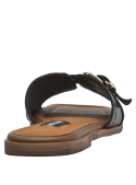 Sandalia negra de cuero para mujer con diseño minimalista y hebilla metálica decorativa.