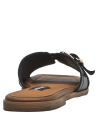 Sandalia negra de cuero para mujer con diseño minimalista y hebilla metálica decorativa.