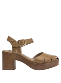 Elegante sandalia de cuero taupe con detalles naturales y hebilla dorada.