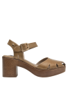 Elegante sandalia de cuero taupe con detalles naturales y hebilla dorada.