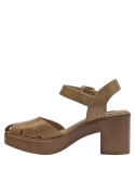 Sandalia taupe de cuero para mujer, chic con tacón ancho y cierre ajustable.