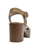 Calzado femenino casual taupe en cuero, hebilla dorada y diseño versátil.