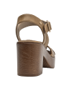 Calzado femenino casual taupe en cuero, hebilla dorada y diseño versátil.