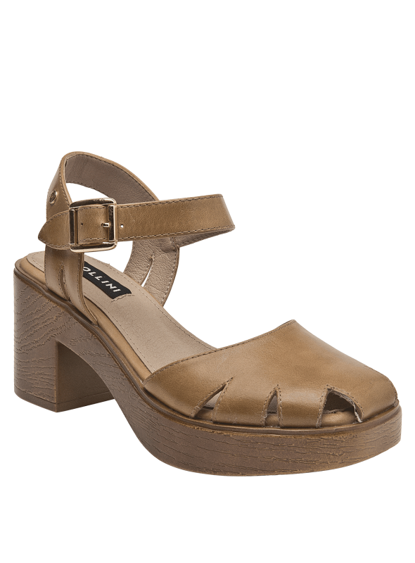 Sandalia de cuero taupe con aberturas delanteras y textura de madera en el talón.