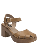 Sandalia de cuero taupe con aberturas delanteras y textura de madera en el talón.