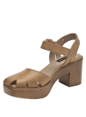 Sandalia de mujer en cuero taupe con hebilla dorada y tacón ancho, estilo casual elegante.