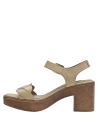 Sandalia beige de cuero para mujer con diseño sofisticado, adaptable a jeans o faldas para un look casual.