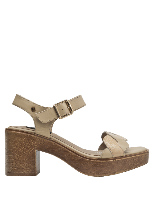 Calzado de cuero beige con diseño elegante y suela de tacón grueso, perfecto para combinar con vestidos.
