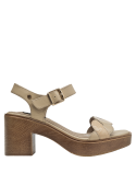 Elegante sandalia de cuero beige con textura suave y hebilla decorativa, adecuada para ambientes formales.