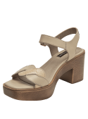 Sandalia casual de cuero beige, con hebilla al tobillo y suela imitación madera, versátil para el día.
